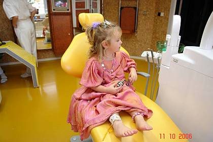 Lichtbild des Ordinationszimmers mit einem kleinen Patienten